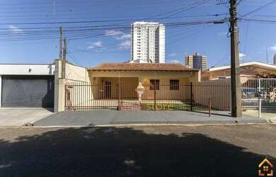 Imagem: A casa possui 4 Dormitórios, 3 Banheiros, 3 Vagas na garagem