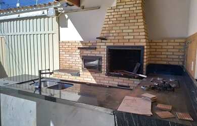 Imagem: A casa possui 4 Dormitórios, 5 Banheiros, 5 Vagas na garagem