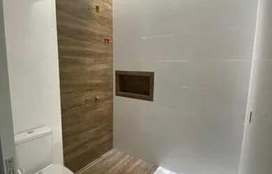 Imagem: A casa possui 3 Dormitórios, 2 Banheiros, 3 Vagas na garagem