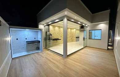 Imagem: A casa possui 3 Dormitórios, 1 Banheiro, 2 Vagas na garagem