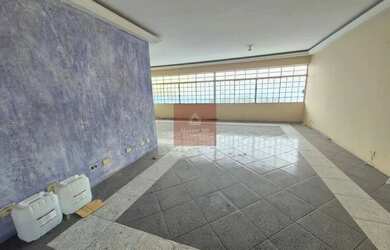 Imagem: O depósito possui 5 Vagas na garagem, 500-0m² de Área e está