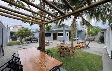 Imagem: A casa possui 3 Dormitórios, 4 Banheiros, 5 Vagas na garagem