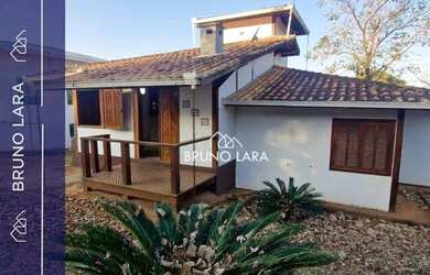 Imagem: A casa possui 3 Dormitórios, 3 Banheiros, 5 Vagas na garagem