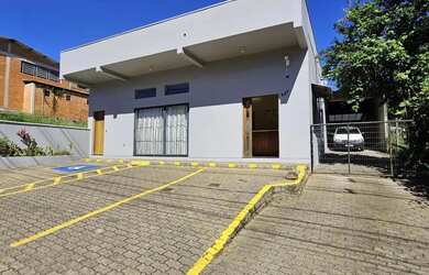 Imagem: O depósito possui 5 Vagas na garagem, 259m² de Área e está