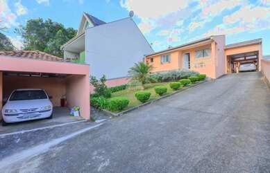 Imagem: A casa possui 4 Dormitórios, 1 Banheiro, 2 Vagas na garagem