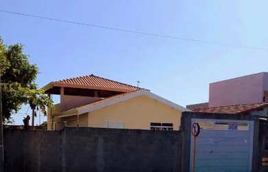 Imagem: A casa possui 3 Dormitórios, 2 Banheiros, 1 Vaga na garagem