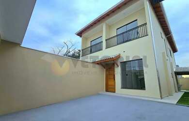 Imagem: A casa possui 3 Dormitórios, 3 Banheiros, 2 Vagas na garagem