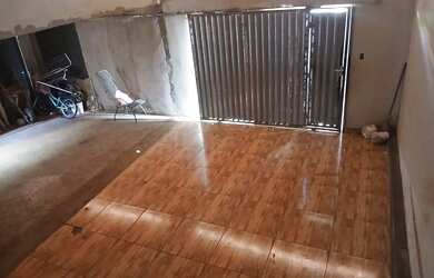 Imagem: A casa possui 3 Dormitórios, 2 Banheiros e 2 Vagas na garagem