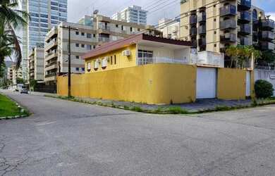 Imagem: A casa possui 5 Dormitórios, 4 Banheiros, 5 Vagas na garagem