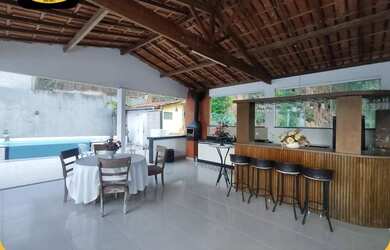 Imagem: A casa possui 3 Dormitórios, 420m² de Área e está localizado