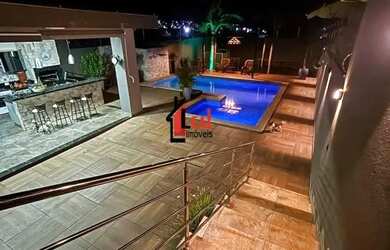 Imagem: A casa possui 3 Dormitórios, 3 Banheiros, 4 Vagas na garagem