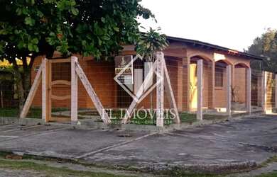 Imagem: A casa possui 3 Dormitórios, 2 Banheiros, 3 Vagas na garagem