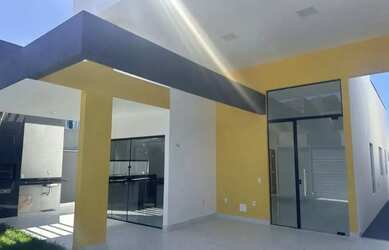 Imagem: A casa possui 3 Dormitórios, 2 Banheiros, 2 Vagas na garagem