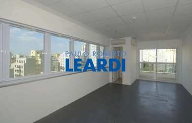 Imagem: O depósito possui 4 Vagas na garagem, 168m² de Área e está