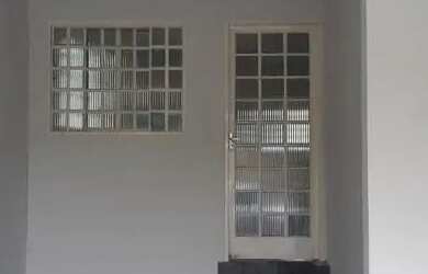 Imagem: A casa possui 3 Dormitórios, 2 Banheiros, 1 Vaga na garagem