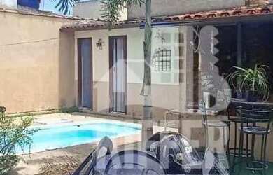 Imagem: A casa possui 4 Dormitórios, 3 Banheiros, 3 Vagas na garagem