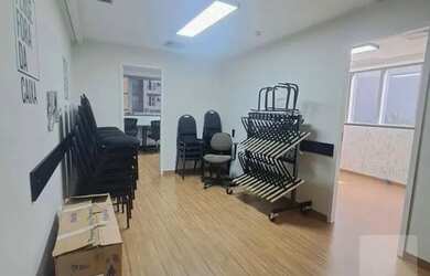 Imagem: O depósito possui 2 Vagas na garagem, 50m² de Área e está