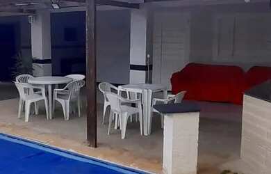 Imagem: A casa possui 4 Dormitórios, 2 Banheiros, 5 Vagas na garagem