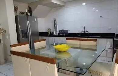 Imagem: A casa possui 3 Dormitórios, 3 Banheiros, 2 Vagas na garagem