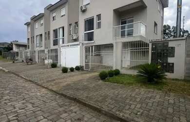 Imagem: A casa possui 3 Dormitórios, 2 Banheiros, 1 Vaga na garagem