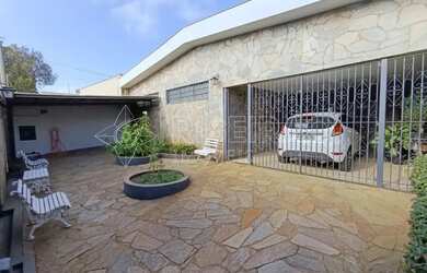 Imagem: A casa possui 3 Dormitórios, 3 Banheiros, 3 Vagas na garagem