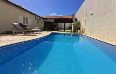 Imagem: A casa possui 3 Dormitórios, 4 Banheiros, 2 Vagas na garagem