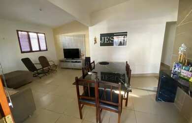 Imagem: A casa possui 3 Dormitórios, 2 Banheiros, 2 Vagas na garagem