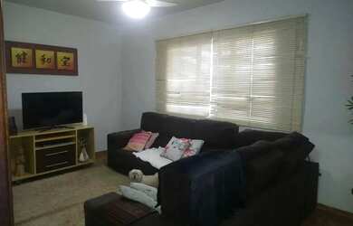 Imagem: A casa possui 3 Dormitórios, 3 Banheiros, 4 Vagas na garagem