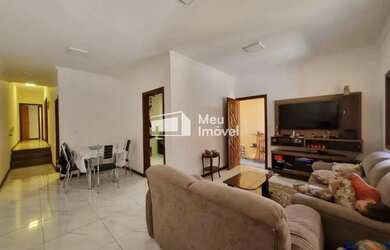 Imagem: A casa possui 3 Dormitórios, 3 Banheiros, 2 Vagas na garagem