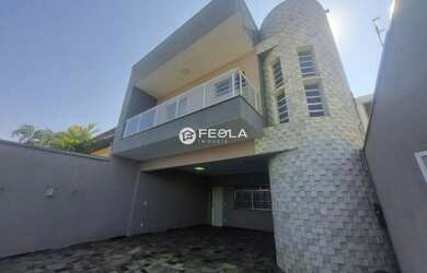 Imagem: A casa possui 3 Dormitórios, 3 Banheiros, 4 Vagas na garagem