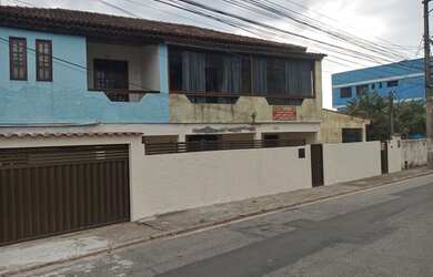 Imagem: A casa possui 3 Dormitórios, 2 Banheiros, 1 Vaga na garagem