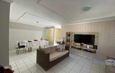 Imagem: A casa possui 4 Dormitórios, 5 Banheiros, 4 Vagas na garagem