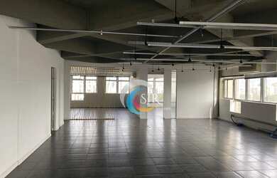 Imagem: O depósito possui 3 Vagas na garagem, 580m² de Área e está