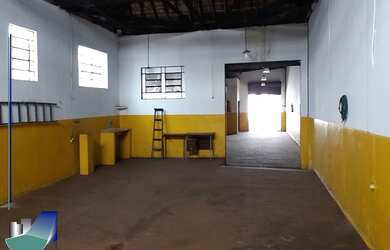 Imagem: O depósito possui 5 Vagas na garagem, 306m² de Área e está