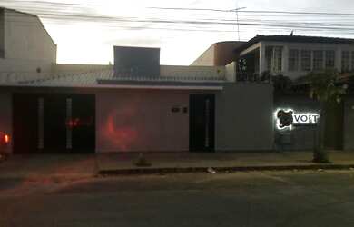 Imagem: A casa possui 4 Dormitórios, 2 Banheiros, 4 Vagas na garagem