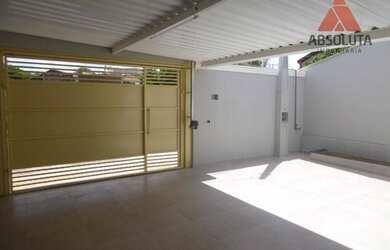 Imagem: A casa possui 3 Dormitórios, 1 Banheiro, 2 Vagas na garagem