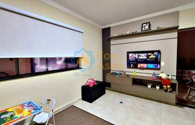 Imagem: A casa possui 3 Dormitórios, 1 Banheiro, 3 Vagas na garagem