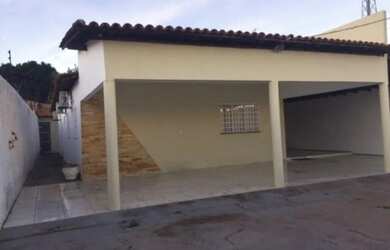 Imagem: A casa possui 3 Dormitórios, 2 Banheiros, 2 Vagas na garagem