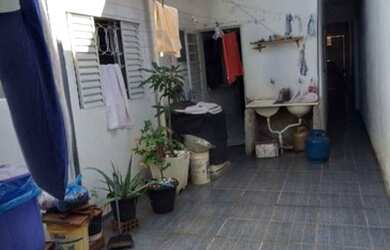 Imagem: A casa possui 2 Dormitórios, 1 Banheiro, 1 Vaga na garagem