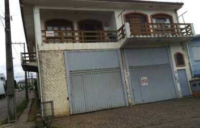 Imagem: A casa possui 4 Dormitórios, 2 Banheiros, 2 Vagas na garagem