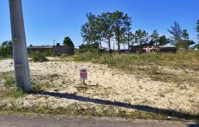 Imagem: O terreno possui 300m² de Área e está localizado em Balneário