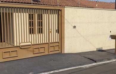 Imagem: A casa possui 2 Dormitórios, 1 Banheiro, 1 Vaga na garagem