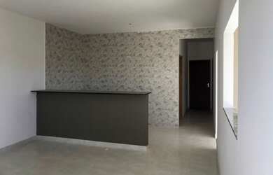 Imagem: A casa possui 2 Dormitórios, 2 Banheiros, 2 Vagas na garagem