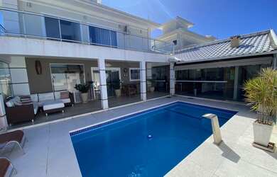 Imagem: A casa em condomínio possui 4 Dormitórios, 5 Banheiros, 3