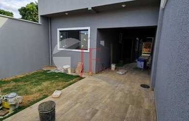 Imagem: A casa possui 3 Dormitórios, 2 Banheiros, 2 Vagas na garagem