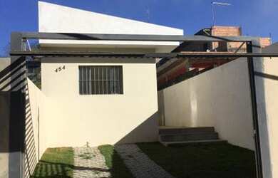 Imagem: A casa possui 2 Dormitórios, 1 Banheiro, 2 Vagas na garagem