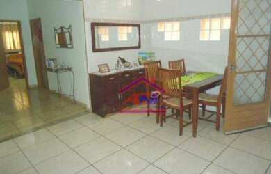 Imagem: A casa possui 3 Dormitórios, 2 Banheiros, 5 Vagas na garagem