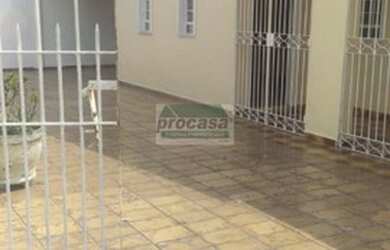 Imagem: A casa possui 3 Dormitórios, 2 Banheiros, 5 Vagas na garagem