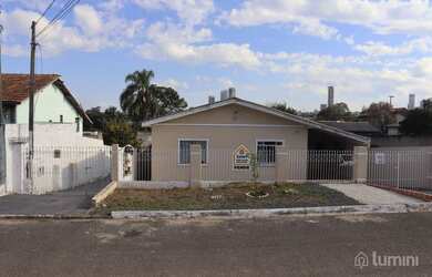 Imagem: A casa possui 3 Dormitórios, 1 Banheiro, 1 Vaga na garagem