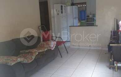 Imagem: A casa possui 3 Dormitórios, 2 Banheiros, 1 Vaga na garagem